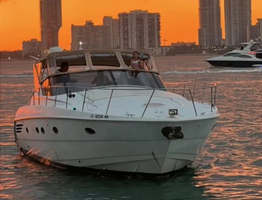 Luxury Yacht – Miami Views and Waterfront Experiences