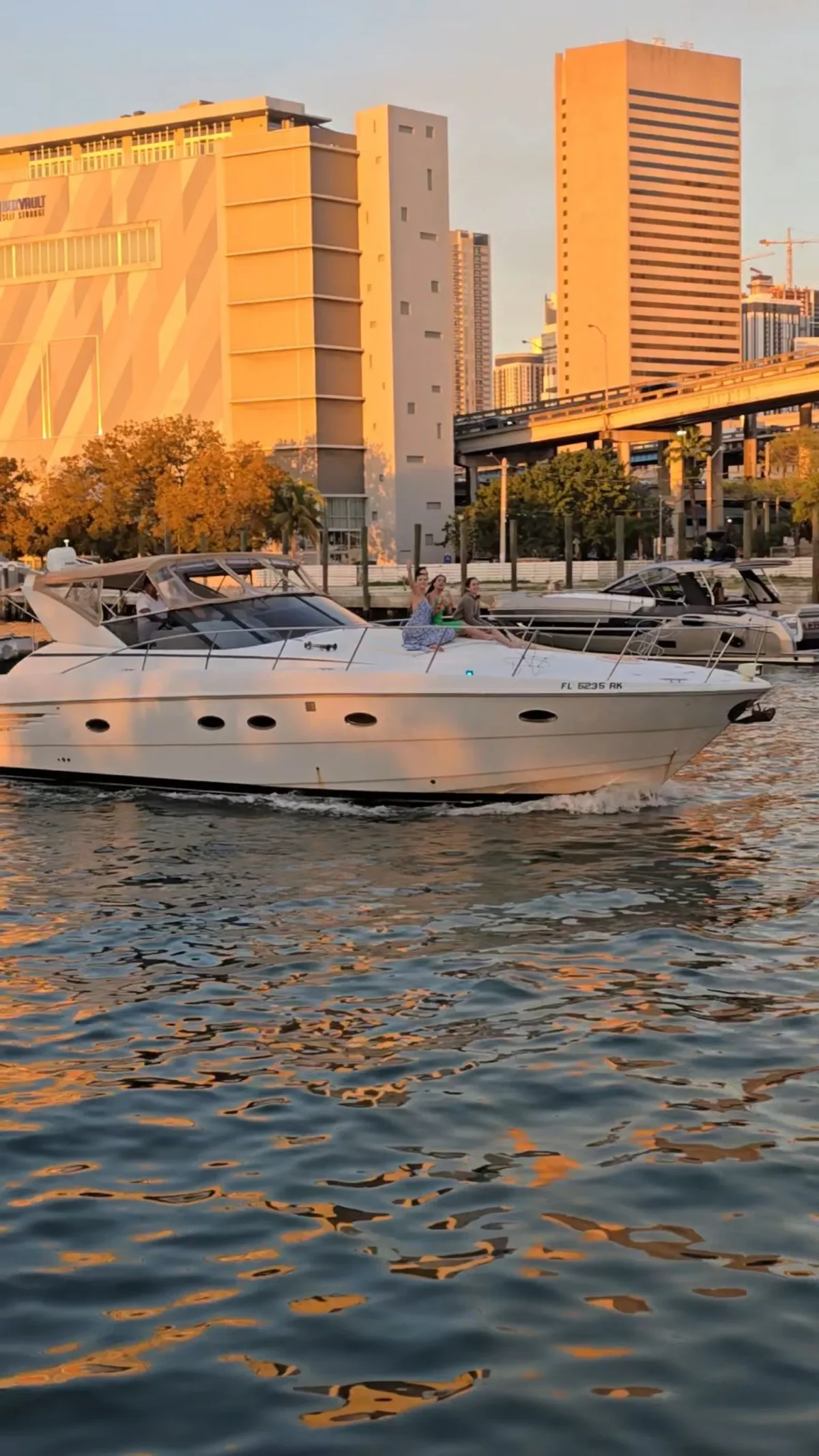 Luxury Yacht – Miami Views and Waterfront Experiences